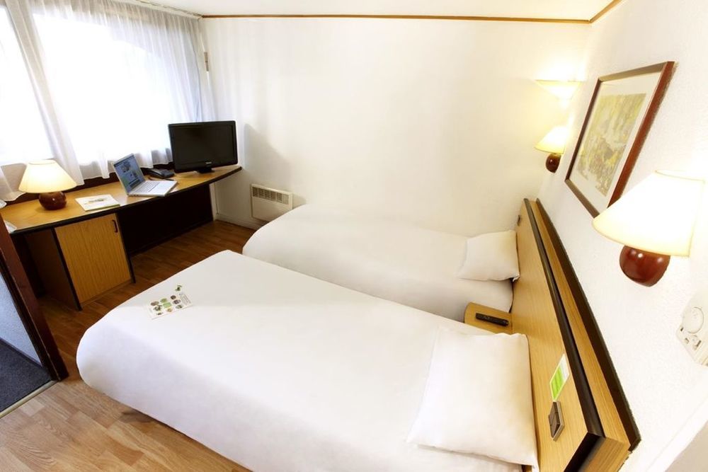 Campanile Marseille Vitrolles Griffon Hotel Room photo
